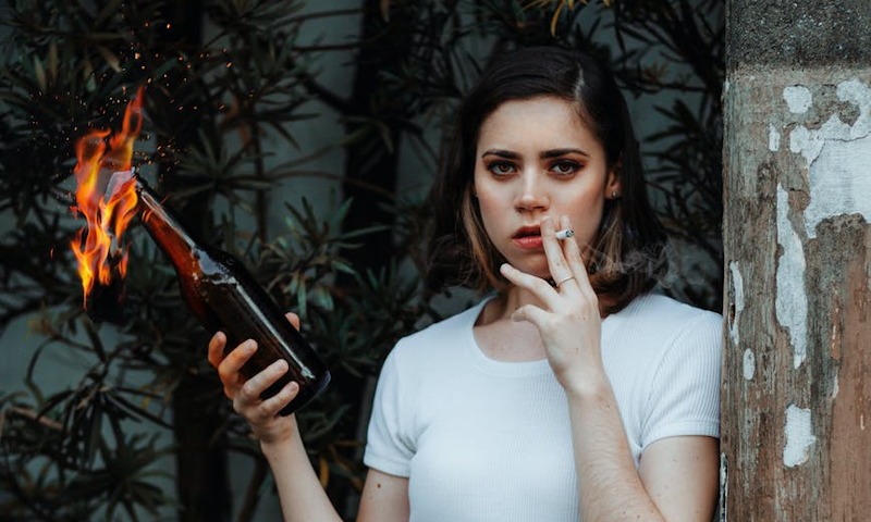 Vrouw met Molotovcocktail en sigaret